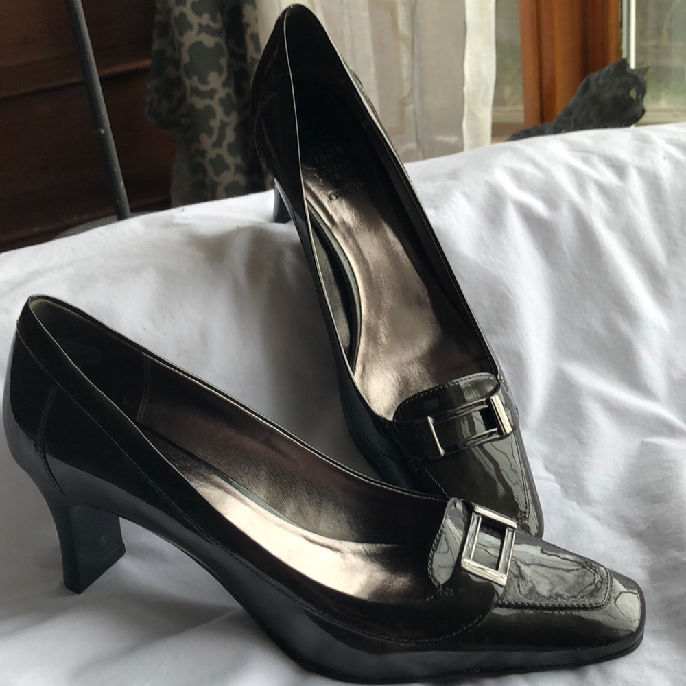 Unworn Joan and David 9.5 deep green Leather heels